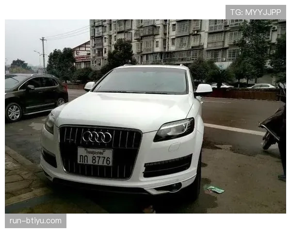 阿尔瓦雷斯拎塑料袋回家，门口却停着好几辆豪车